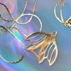 Elegant Gold Leaf Pendant Necklace